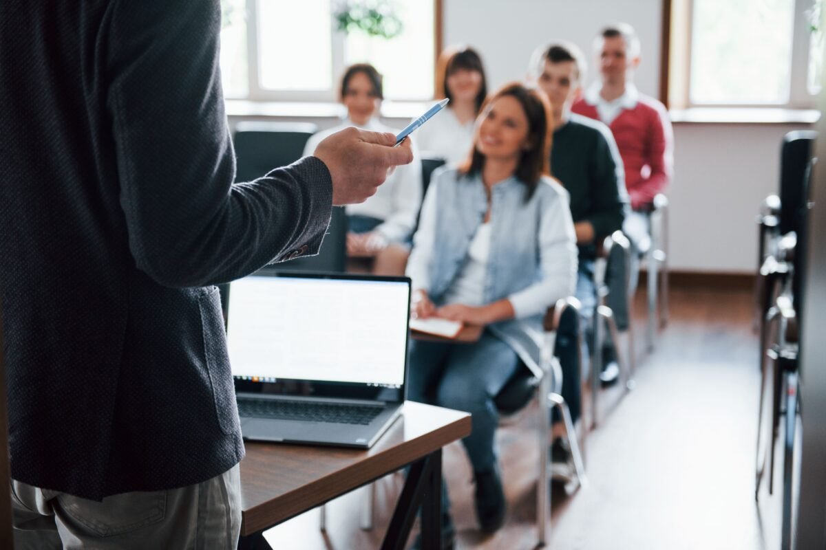 Grupo de estudiantes en aula moderna Universidad Juventus