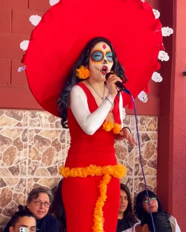 Alumna caracterizada de catrina en el concurso de Día de Muertos de Universidad Juventus