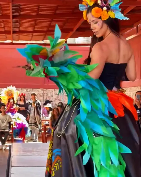 Catrina con penacho de plumas en el concurso de catrines de Universidad Juventus