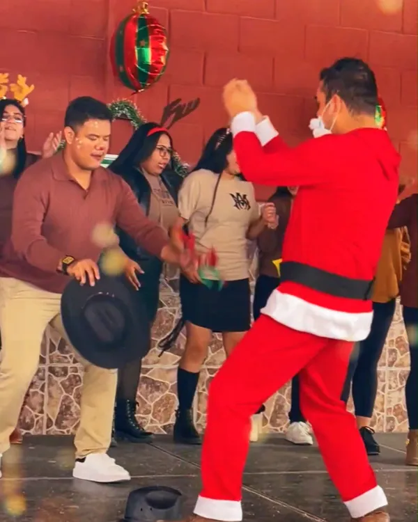 Alumnos bailando en la posada navideña de Universidad Juventus