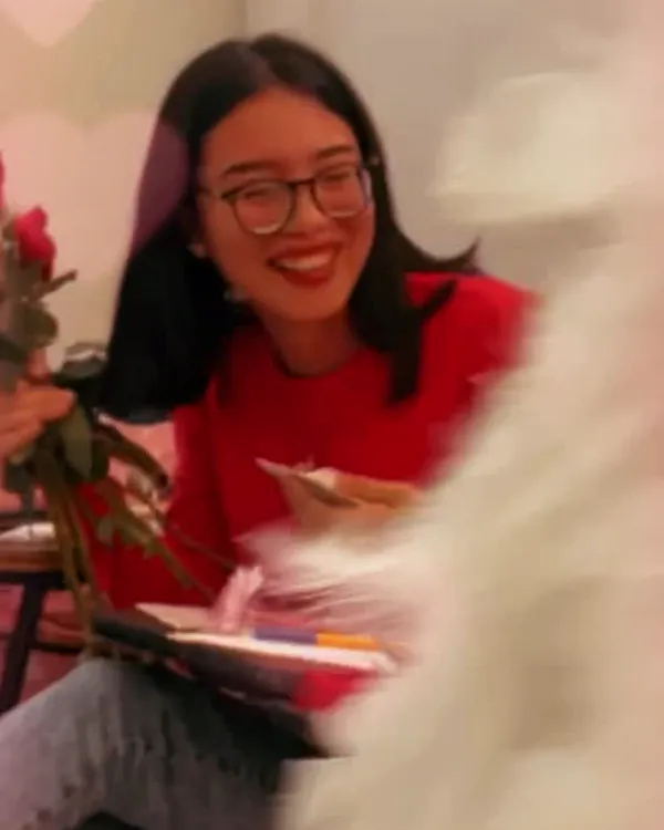 Alumna sonriendo durante las serenatas de San Valentín en Universidad Juventus