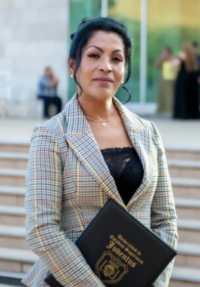 Sandra Núñez con su título profesional