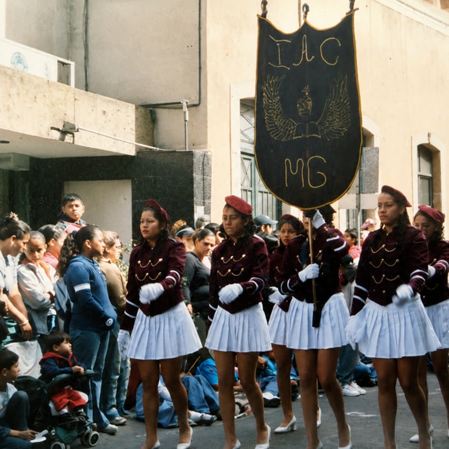 Escolta del Instituto Administrativo en un desfile