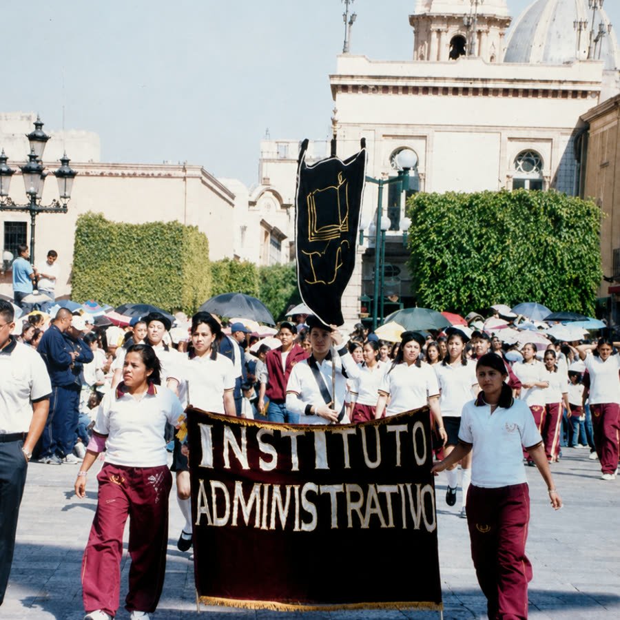 Desfile con el estandarte del Instituto Administrativo
